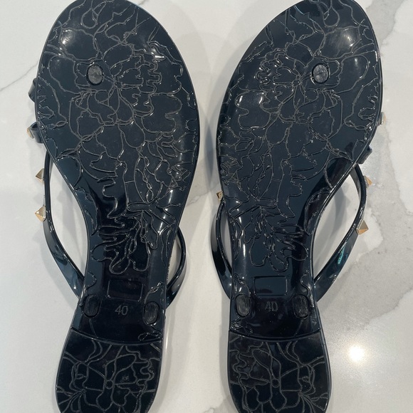 Black patent rockstud flip flops - Picture 2 of 3